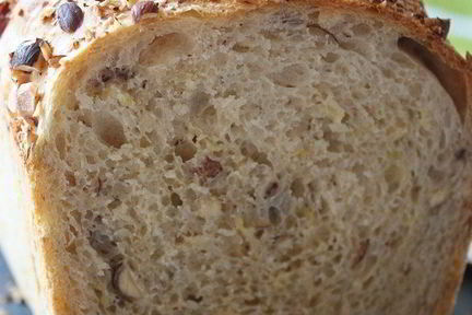 Хлеб с цуккини и лесными орехами