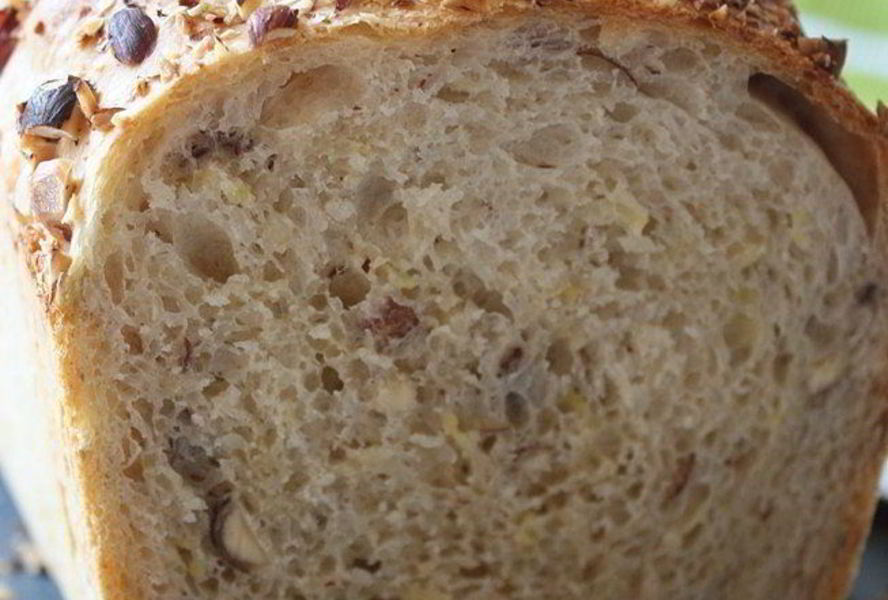 Хлеб с цуккини и лесными орехами