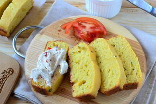 Кукурузный хлеб с маслом и яйцом