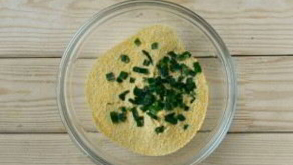 ШАГ 2. кукурузный хлеб с маслом и яйцом