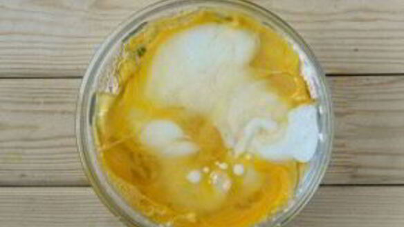 ШАГ 4. кукурузный хлеб с маслом и яйцом