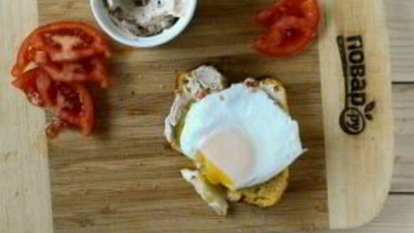 ШАГ 10. кукурузный хлеб с маслом и яйцом