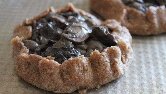 ШАГ 3. мини-галеты из цельнозерновой муки с лесными грибами