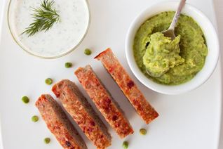 Мясной хлеб с йогуртовым соусом и гарниром из зеленого горошка