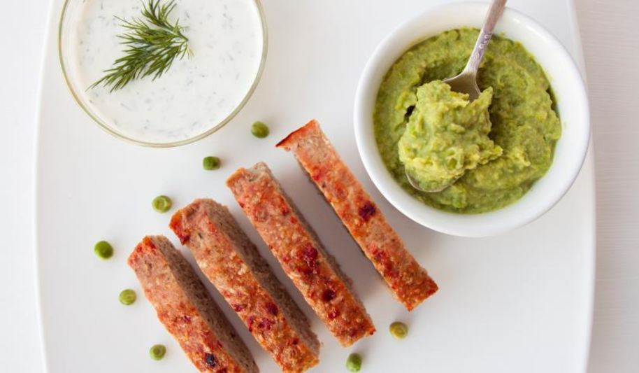 Рецепт мясной хлеб с йогуртовым соусом и гарниром из зеленого горошка