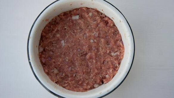 ШАГ 2. мясной хлеб с йогуртовым соусом и гарниром из зеленого горошка