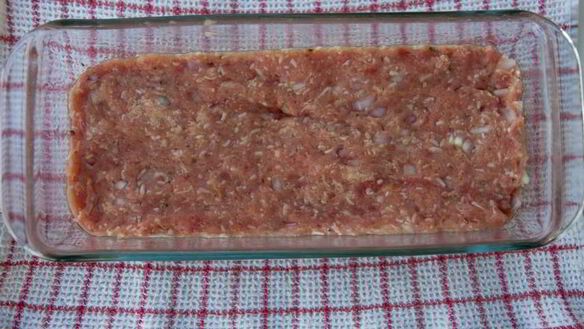 ШАГ 3. мясной хлеб с йогуртовым соусом и гарниром из зеленого горошка