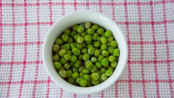 ШАГ 5. мясной хлеб с йогуртовым соусом и гарниром из зеленого горошка