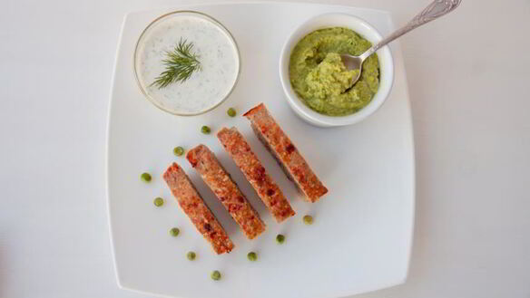 ШАГ 6. мясной хлеб с йогуртовым соусом и гарниром из зеленого горошка