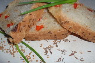 Пикантный хлеб с семенами горчицы, болгарским перцем и тмином