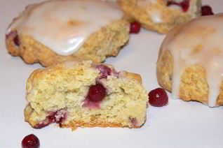 Сконы с кукурузной мукой и брусникой