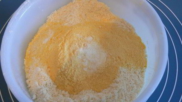 ШАГ 2. сконы с кукурузной мукой и брусникой