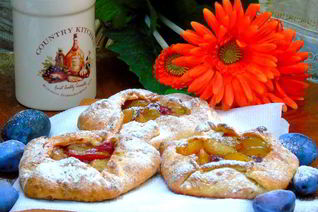 Творожные мини-галеты со сливой