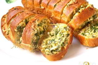 Запеченный батон с сыром и чесноком