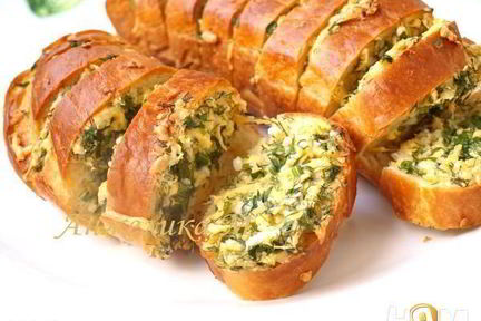Запеченный батон с сыром и чесноком