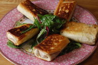 Хрустящие конвертики с фетой, ветчиной и финиками