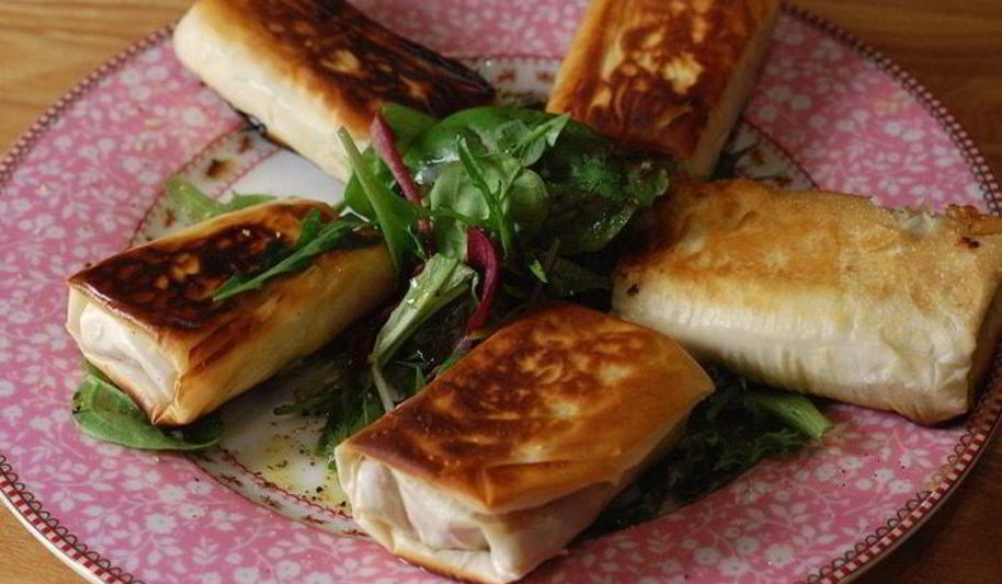 Рецепт хрустящие конвертики с фетой, ветчиной и финиками