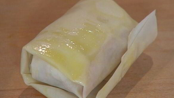 ШАГ 6. хрустящие конвертики с фетой, ветчиной и финиками