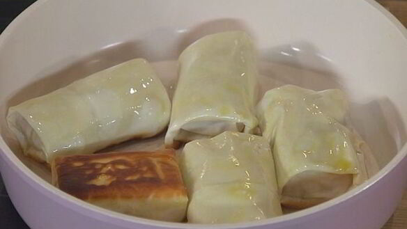 ШАГ 7. хрустящие конвертики с фетой, ветчиной и финиками