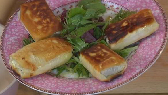 ШАГ 10. хрустящие конвертики с фетой, ветчиной и финиками