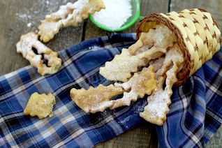 Хворост тонкий хрустящий на кефире