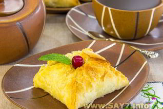 Конвертики из слоеного теста с фаршированными абрикосами