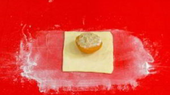 ШАГ 6. конвертики из слоеного теста с фаршированными абрикосами