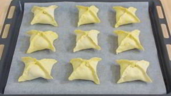 ШАГ 8. конвертики из слоеного теста с фаршированными абрикосами