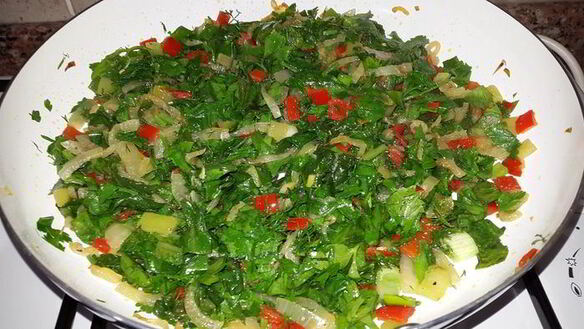 ШАГ 3. конвертики с мангольдом, болгарским перцем и зеленью