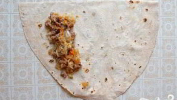 ШАГ 4. рулеты из лаваша с квашеной капустой и мясом