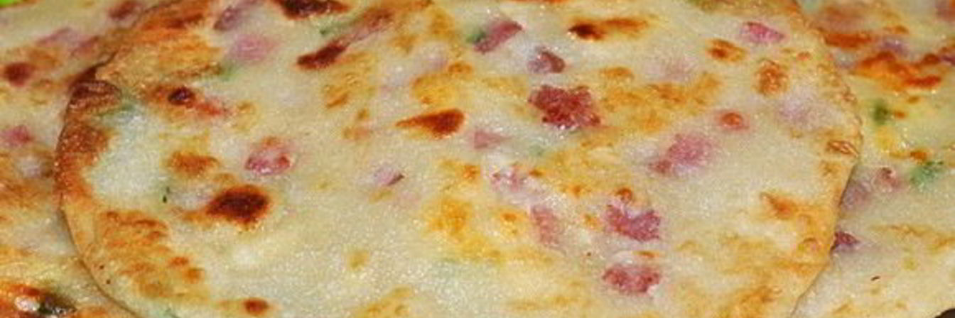 Быстрые лепешки с колбасой и сыром