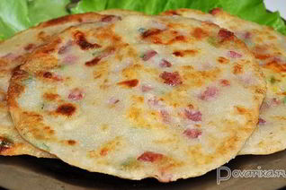 Быстрые лепешки с колбасой и сыром