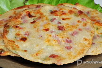 Быстрые лепешки с колбасой и сыром