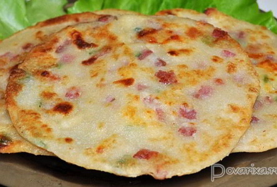 Быстрые лепешки с колбасой и сыром