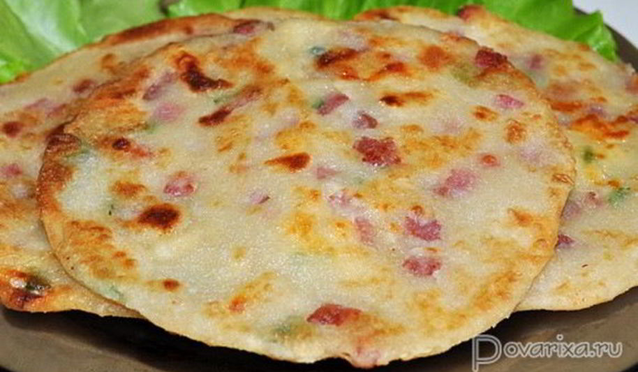 Рецепт быстрые лепешки с колбасой и сыром