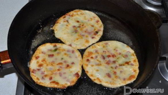 ШАГ 6. быстрые лепешки с колбасой и сыром