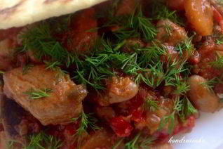 Фасоль с овощами и мясом на пшеничной лепешке