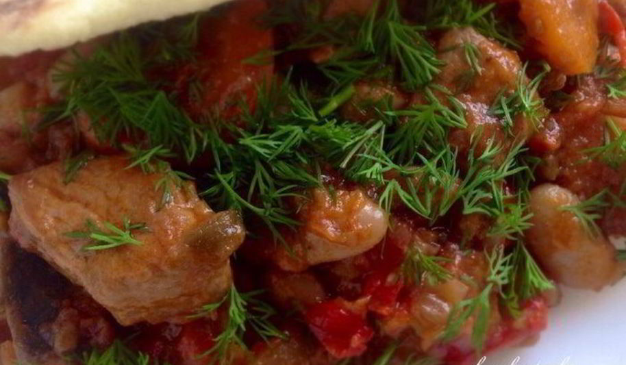 Рецепт фасоль с овощами и мясом на пшеничной лепешке