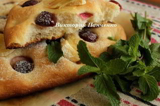 Фокачча с черешней и сыром бри