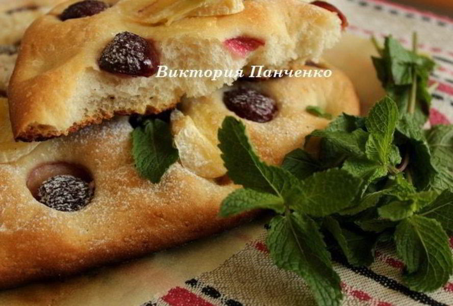 Фокачча с черешней и сыром бри