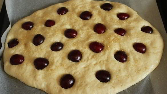 ШАГ 4. фокачча с черешней и сыром бри