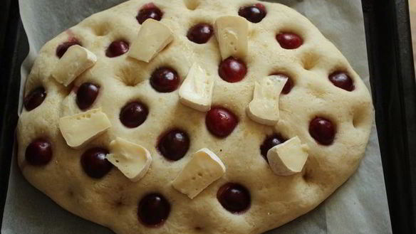 ШАГ 6. фокачча с черешней и сыром бри