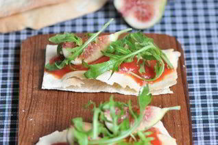 Фокачча с инжиром, рукколой и пармезаном