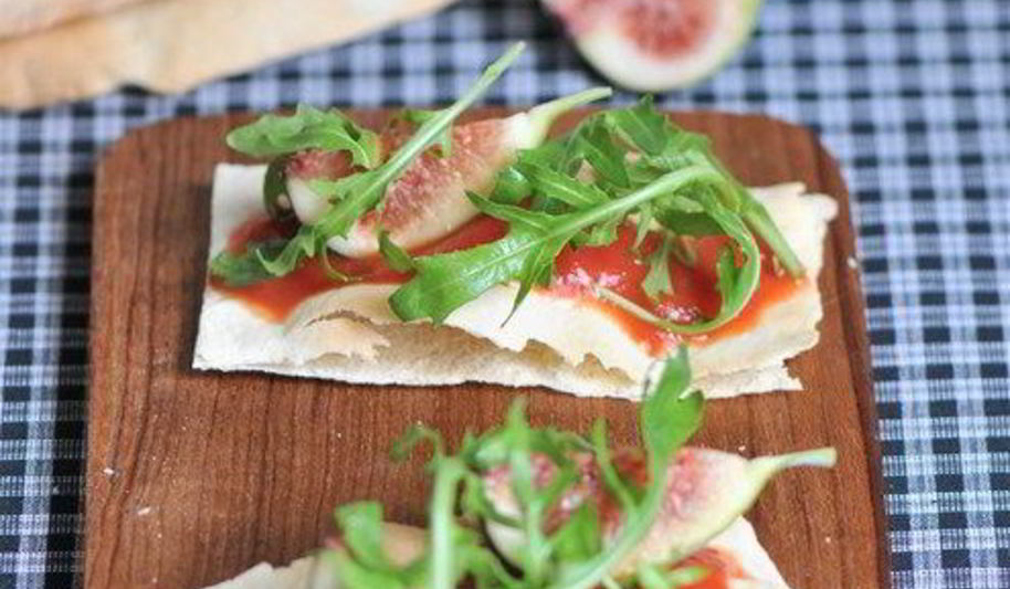 Рецепт фокачча с инжиром, рукколой и пармезаном