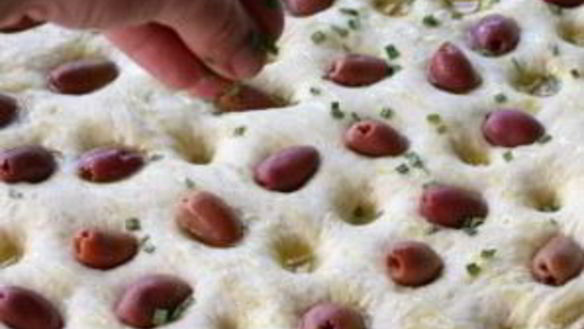 ШАГ 12. фокачча с маслинами и розмарином