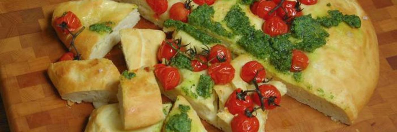 Фокачча с помидорами черри и соусом песто