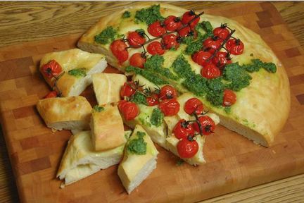 Фокачча с помидорами черри и соусом песто