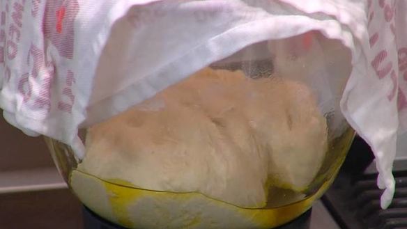 ШАГ 4. фокачча с помидорами черри и соусом песто