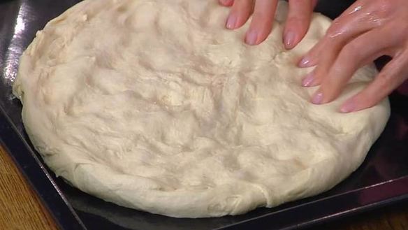 ШАГ 5. фокачча с помидорами черри и соусом песто