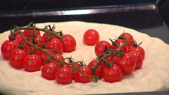 ШАГ 6. фокачча с помидорами черри и соусом песто